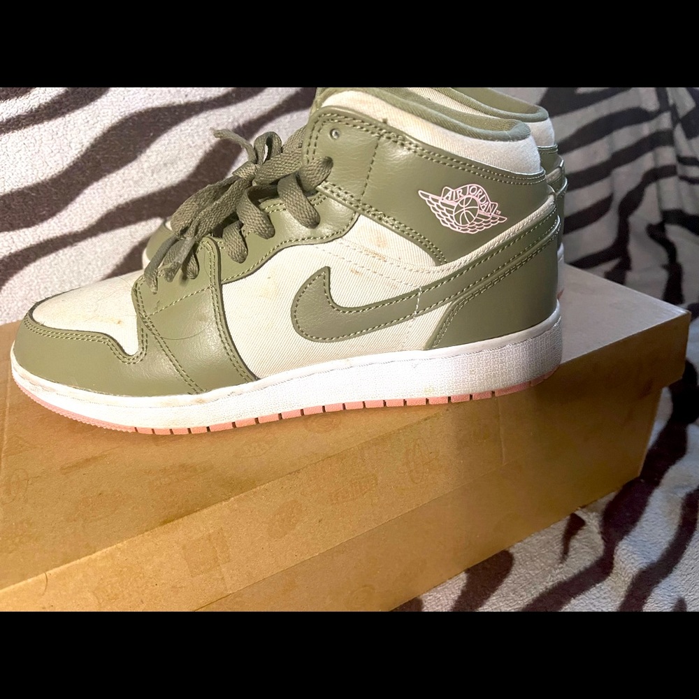 Jordan 1 mids